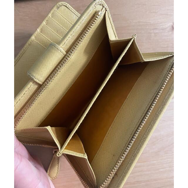 PRADA(プラダ)のPRADA サフィアーノレザー　イエロー　二つ折り財布 レディースのファッション小物(財布)の商品写真