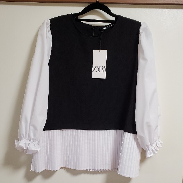 ZARA(ザラ)の【ZARA】未着用プリーツブラウスMサイズ レディースのトップス(シャツ/ブラウス(長袖/七分))の商品写真