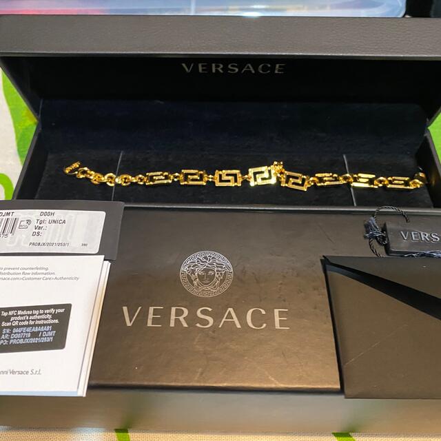 VERSACE(ヴェルサーチ)の　Versace グレカマニア　ブレスレット　メドゥーサ　ゴールド メンズのアクセサリー(ブレスレット)の商品写真