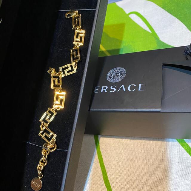 VERSACE(ヴェルサーチ)の　Versace グレカマニア　ブレスレット　メドゥーサ　ゴールド メンズのアクセサリー(ブレスレット)の商品写真