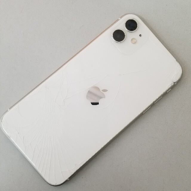 訳あり‼️ iPhone11 128GB au ホワイト SIMフリー - 1