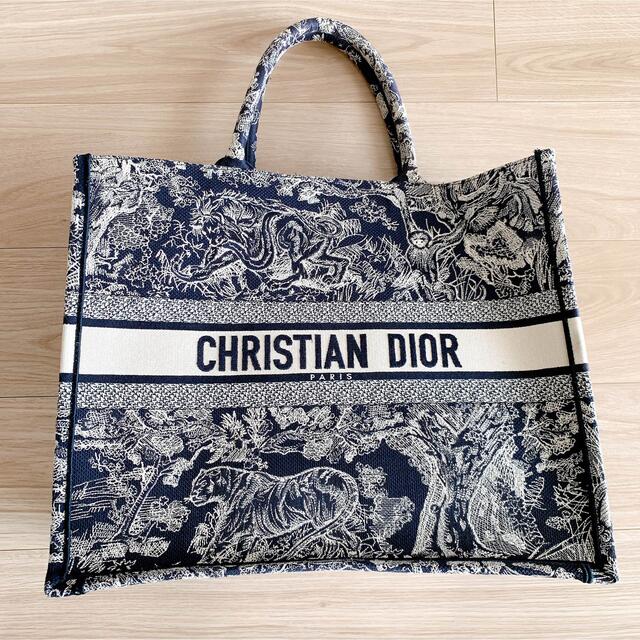 Christian Dior(クリスチャンディオール)のDIOR BOOK TOTE ラージバッグ　 レディースのバッグ(トートバッグ)の商品写真