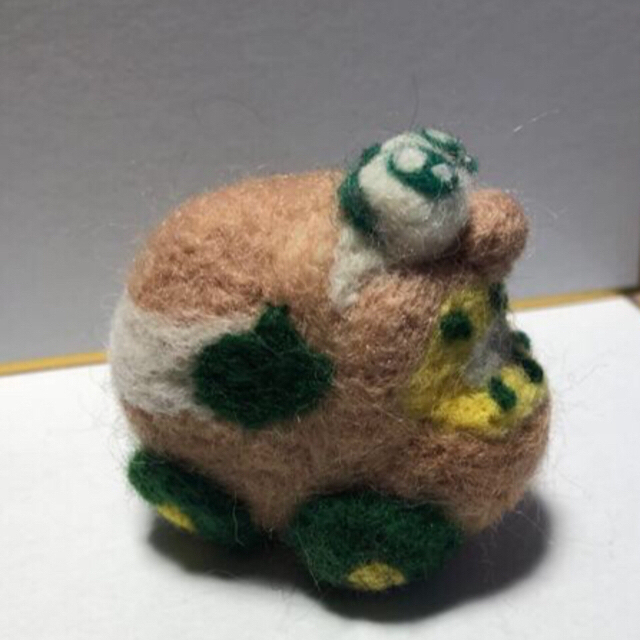 モルカー風キウイゴールド　羊毛フェルト ハンドメイドのぬいぐるみ/人形(人形)の商品写真