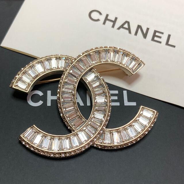 CHANEL シルバーロゴブローチ:直営店にて購入