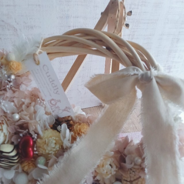 ホワイトチョコと木の実とマカロンのスイーツリース❁*。ハンドメイド ハンドメイドのフラワー/ガーデン(リース)の商品写真
