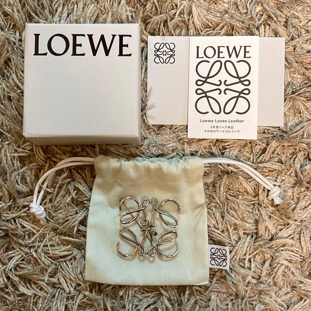 LOEWE(ロエベ)のロエベ♡アナグラムブローチ レディースのアクセサリー(ブローチ/コサージュ)の商品写真