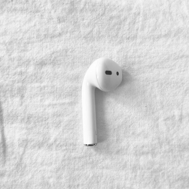 Apple(アップル)の【左耳のみ】airpods 第一世代 スマホ/家電/カメラのオーディオ機器(ヘッドフォン/イヤフォン)の商品写真