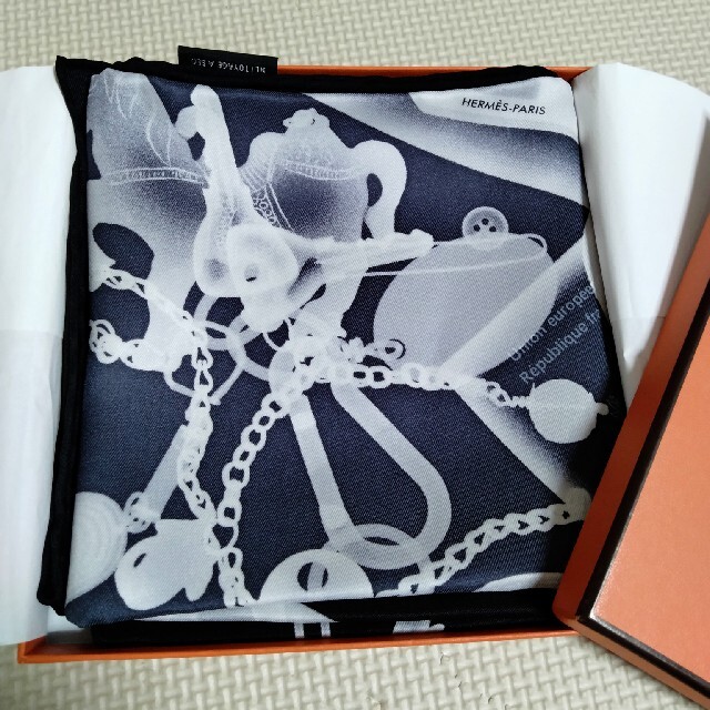 Hermes(エルメス)の極美品 エルメス シルクスカーフ カレ70 プリーズチェックイン 黒 ブラック レディースのファッション小物(バンダナ/スカーフ)の商品写真