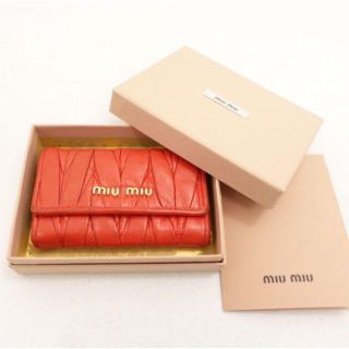 ミュウミュウ(miumiu)のミュウミュウ キーケース 赤 マテラッセ(キーケース)