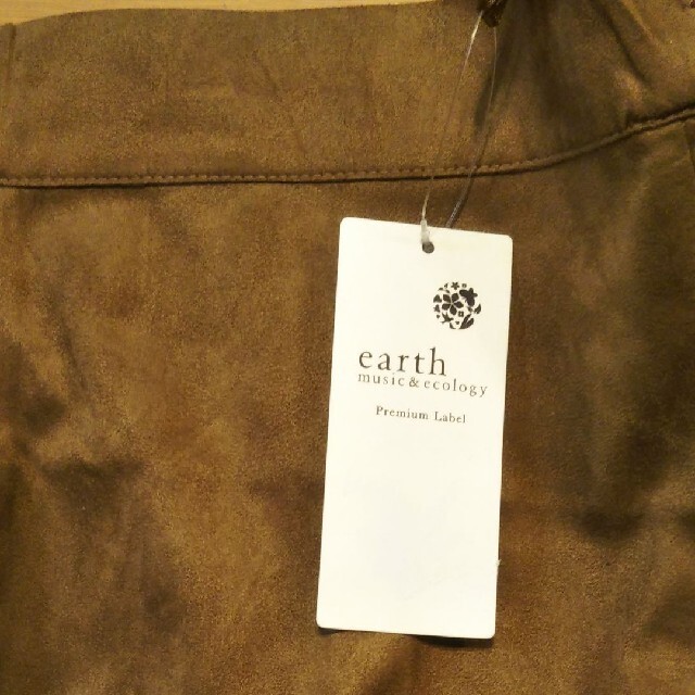 earth music & ecology(アースミュージックアンドエコロジー)のearth music&ecology   スエード調　スカート レディースのスカート(ひざ丈スカート)の商品写真