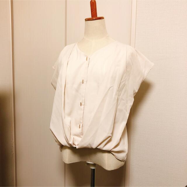 オフホワイト　ブラウス レディースのトップス(シャツ/ブラウス(半袖/袖なし))の商品写真