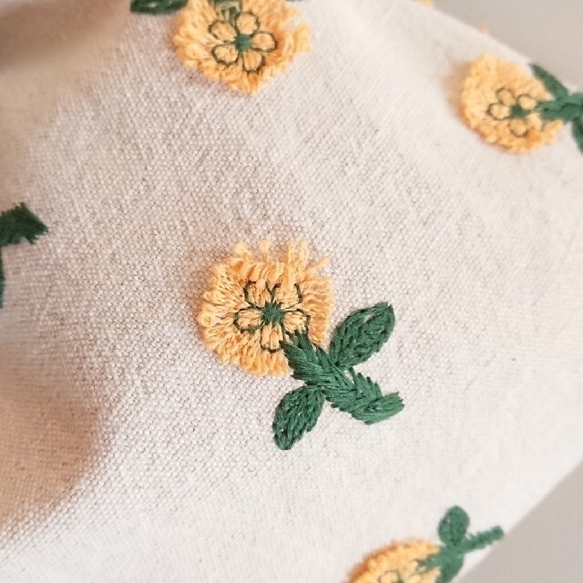 激安店舗 M☆刺繍生地の大人巾着 handmade…………… 黄色い花で春を 激安店舗 M☆刺繍生地の大人巾着 handmade…………… 黄色い花で春を
