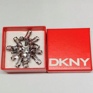 ダナキャランニューヨーク(DKNY)のDKNY☆ブローチ_美品(ブローチ/コサージュ)