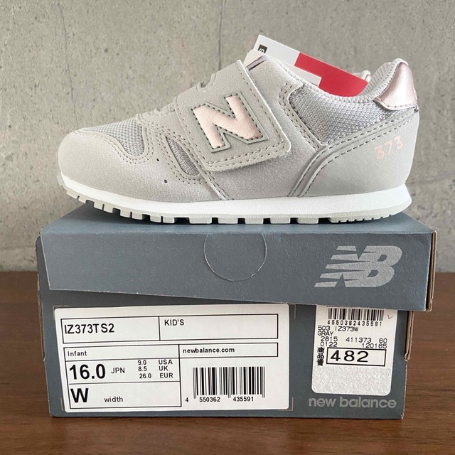 New Balance(ニューバランス)の【新品】16センチ グレー×ピンク ニューバランス スニーカー キッズ キッズ/ベビー/マタニティのベビー靴/シューズ(~14cm)(スニーカー)の商品写真