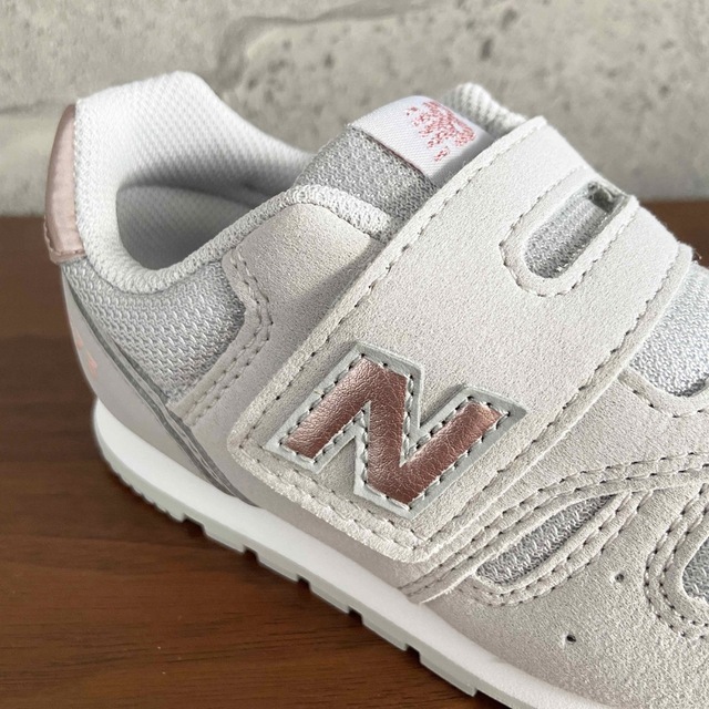 New Balance(ニューバランス)の【新品】16センチ グレー×ピンク ニューバランス スニーカー キッズ キッズ/ベビー/マタニティのベビー靴/シューズ(~14cm)(スニーカー)の商品写真