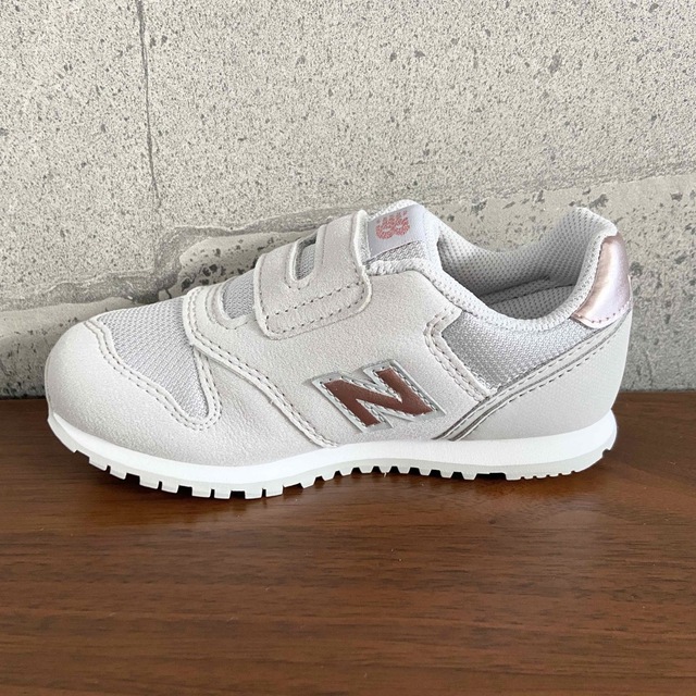 New Balance(ニューバランス)の【新品】16センチ グレー×ピンク ニューバランス スニーカー キッズ キッズ/ベビー/マタニティのベビー靴/シューズ(~14cm)(スニーカー)の商品写真