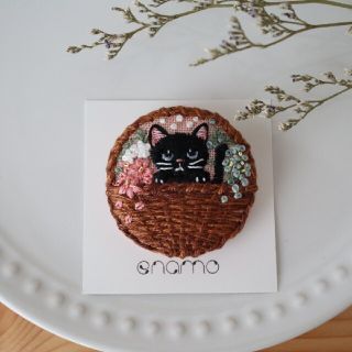 No.5　黒猫　花　かご猫　刺繍ブローチ(コサージュ/ブローチ)