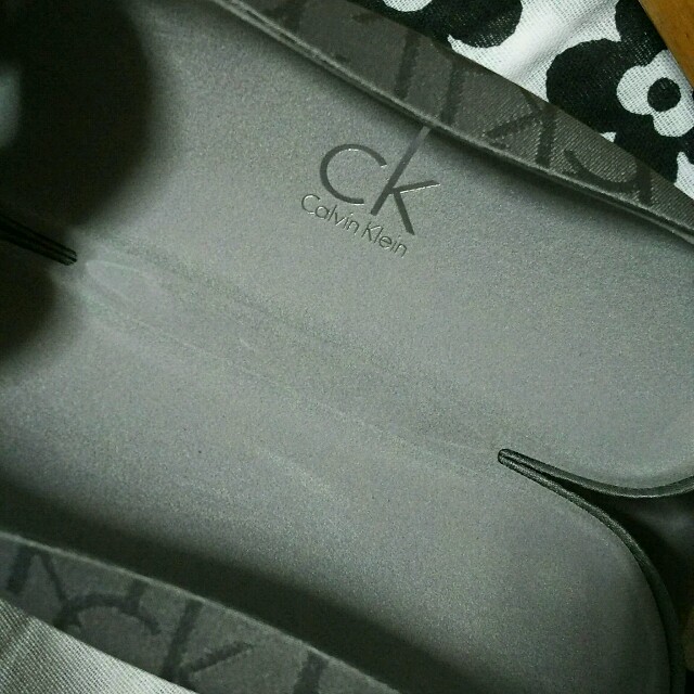 ck Calvin Klein(シーケーカルバンクライン)の最終値下げ☆美品♥カルバンクライン・メガネケース☆ レディースのファッション小物(サングラス/メガネ)の商品写真