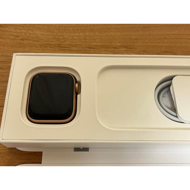 Apple Watch(アップルウォッチ)のApple Watch SE GPSモデル 40mm ゴールド MKQ03J/A スマホ/家電/カメラのスマートフォン/携帯電話(その他)の商品写真