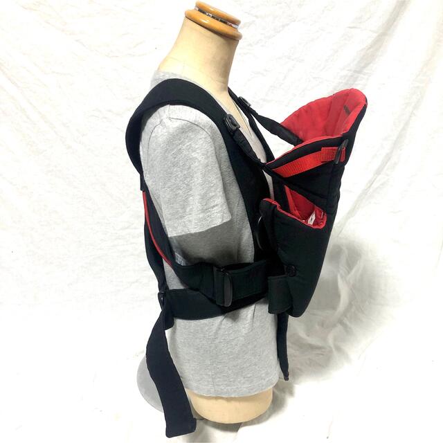 BABYBJORN(ベビービョルン)のBABYBJORN 抱っこひも　ベビーキャリア アクティブ　黒/赤 キッズ/ベビー/マタニティの外出/移動用品(抱っこひも/おんぶひも)の商品写真