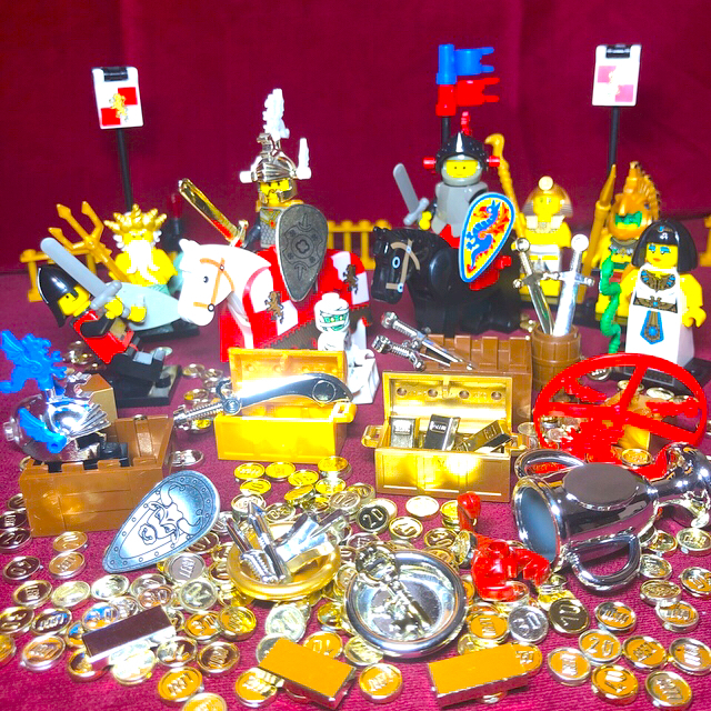 Lego(レゴ)のレゴ　お城　財宝セット(レア、金貨、宝箱、兜、鎧、金、銀、羽飾り、剣)正規品 キッズ/ベビー/マタニティのおもちゃ(知育玩具)の商品写真