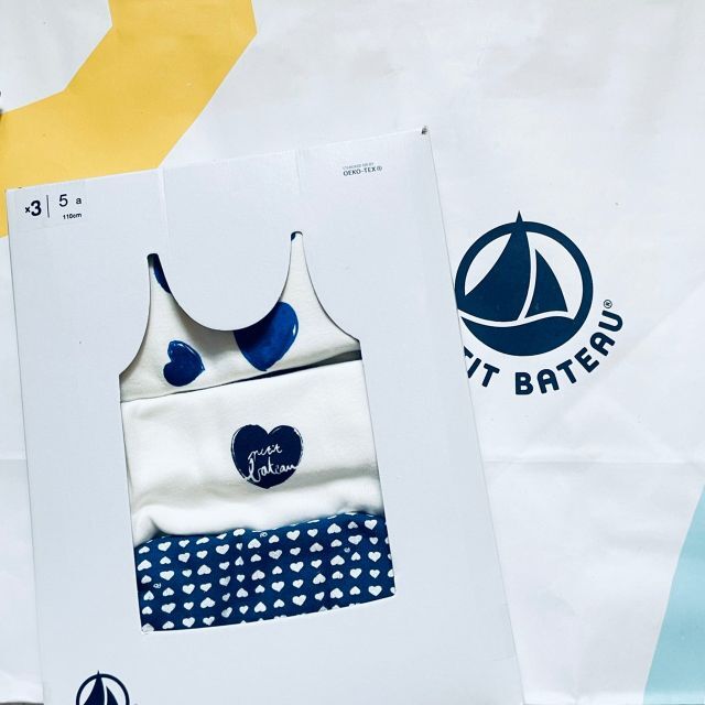 PETIT BATEAU(プチバトー)の新品未使用　プチバトー 5a ブルーハートプリントキャミソール3枚組 キッズ/ベビー/マタニティのキッズ服女の子用(90cm~)(下着)の商品写真