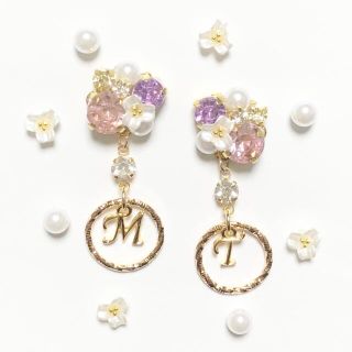 【11F】イニシャルチャームのフラワービジューピアス/イヤリング(ピアス)