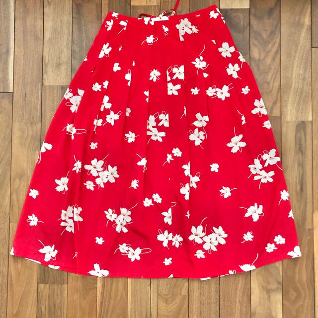COMME CA DU MODE(コムサデモード)のコムサ 赤い花柄のロングスカート レディース S ペチコート付き 美品 レディースのスカート(ひざ丈スカート)の商品写真