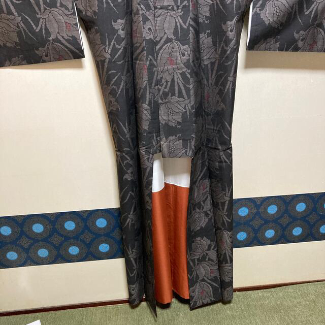 大島つむぎの訪問着　下の内側は、歩いた時チラッとオレンジ色が見えるオシャレ着物 レディースの水着/浴衣(着物)の商品写真