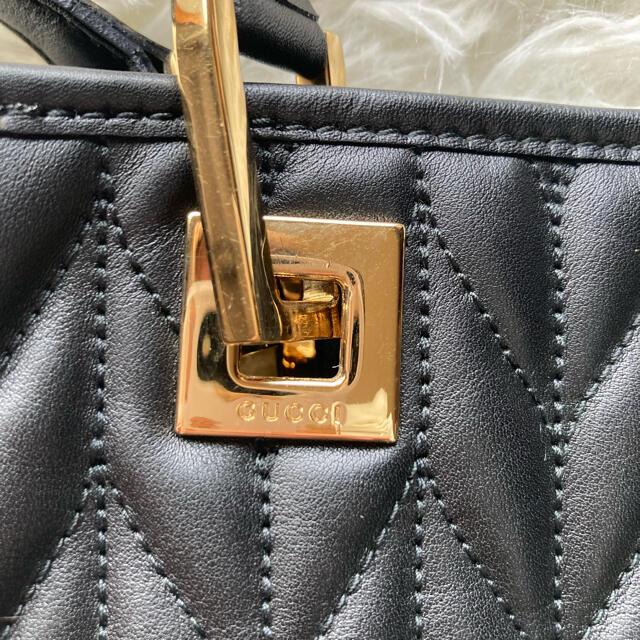 Gucci(グッチ)の美品✨　グッチ　ハンドバッグ　トート　キルティング　ゴールド金具　イタリア製　黒 レディースのバッグ(トートバッグ)の商品写真