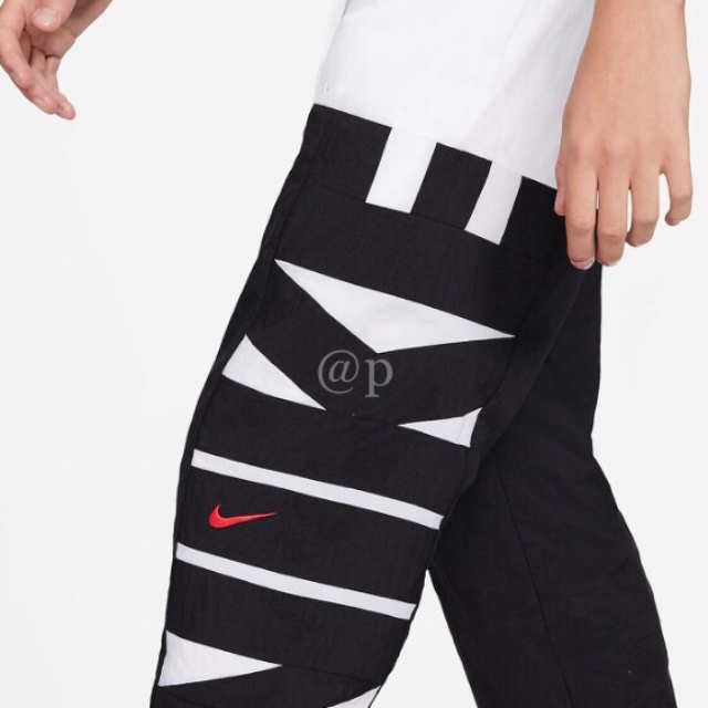 NIKE(ナイキ)の新品 NIKE ナイキ ウーブン ジャケット&パンツ 白黒赤 上下セット XL メンズのジャケット/アウター(ナイロンジャケット)の商品写真