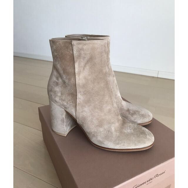 Gianvito Rossi(ジャンヴィットロッシ)の【新品】ジャンビトロッシ　ベージュ　スウェード  ブーツ　38 レディースの靴/シューズ(ブーツ)の商品写真