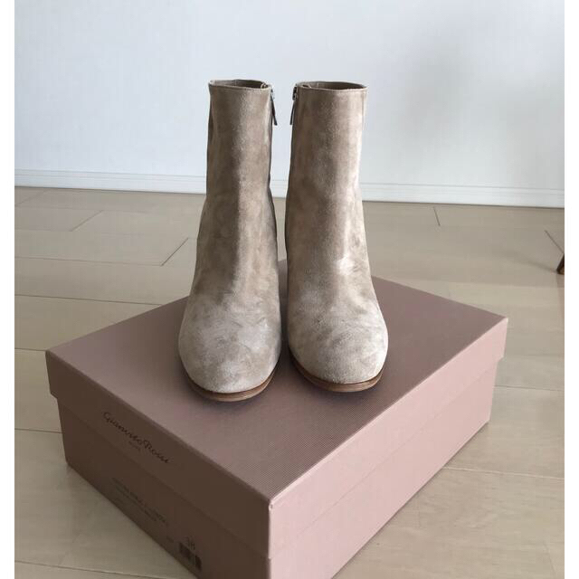 Gianvito Rossi(ジャンヴィットロッシ)の【新品】ジャンビトロッシ　ベージュ　スウェード  ブーツ　38 レディースの靴/シューズ(ブーツ)の商品写真