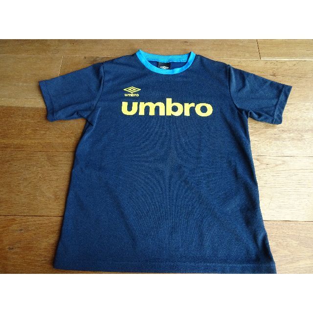 UMBRO(アンブロ)の値下げ！美品！送料込み☆Umbro　半袖Tシャツ　150　ネイビー キッズ/ベビー/マタニティのキッズ服男の子用(90cm~)(Tシャツ/カットソー)の商品写真