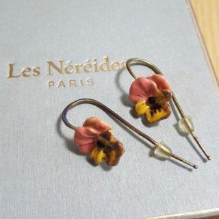 レネレイド(Les Nereides)のLes Nereides フック ピアス 花 パンジー 保存袋あり(ピアス)