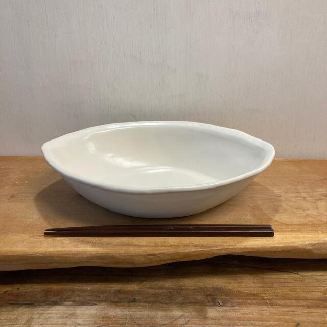 ちゃー様専用新品　陶器　陶芸作家　オフホワイトのオーバルリムBOWL  E インテリア/住まい/日用品のキッチン/食器(食器)の商品写真