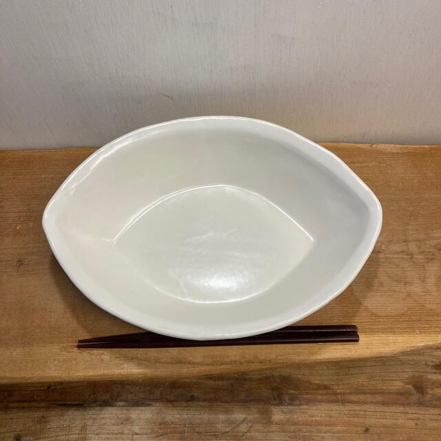 ちゃー様専用新品　陶器　陶芸作家　オフホワイトのオーバルリムBOWL  E インテリア/住まい/日用品のキッチン/食器(食器)の商品写真