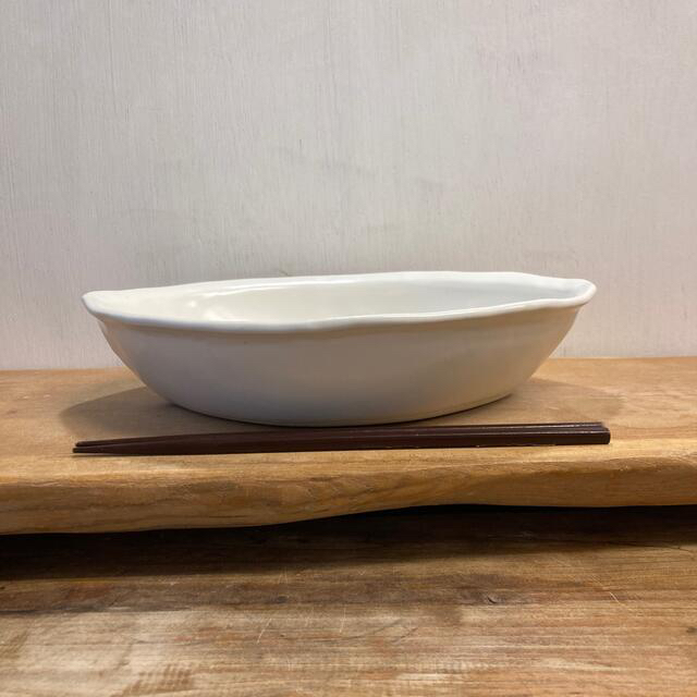 ちゃー様専用新品　陶器　陶芸作家　オフホワイトのオーバルリムBOWL  E インテリア/住まい/日用品のキッチン/食器(食器)の商品写真