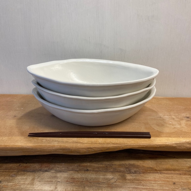 ちゃー様専用新品　陶器　陶芸作家　オフホワイトのオーバルリムBOWL  E インテリア/住まい/日用品のキッチン/食器(食器)の商品写真