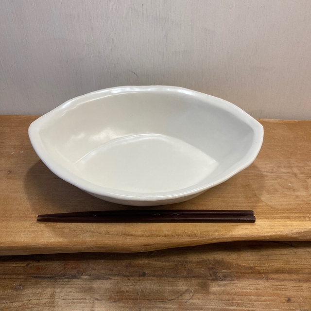 ちゃー様専用新品　陶器　陶芸作家　オフホワイトのオーバルリムBOWL  E インテリア/住まい/日用品のキッチン/食器(食器)の商品写真