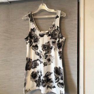 アズールバイマウジー(AZUL by moussy)のアズール、白花柄タンクトップ(タンクトップ)