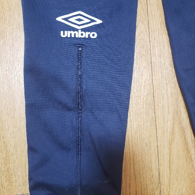 UMBRO(アンブロ)のアンブロ　紺色　Lサイズ　トレーニングウェア スポーツ/アウトドアのサッカー/フットサル(ウェア)の商品写真