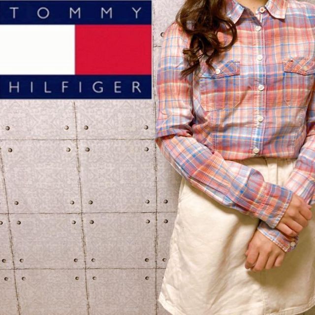 TOMMY HILFIGER(トミーヒルフィガー)のヒルフィガーデニム　ピンク　チェック　長袖シャツ　ワンポイント　M レディースのトップス(シャツ/ブラウス(長袖/七分))の商品写真