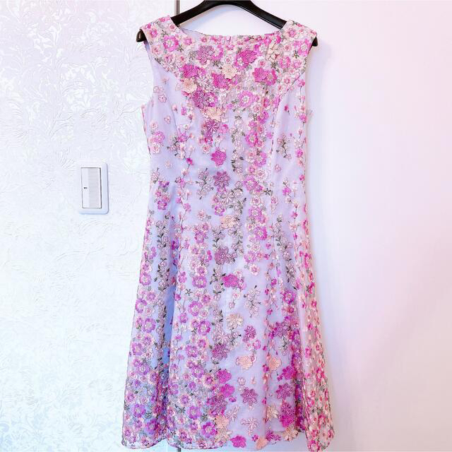 TOCCA(トッカ)のトッカ GOLDlabel フラワー刺繍　ドレス　ピンク レディースのワンピース(ひざ丈ワンピース)の商品写真
