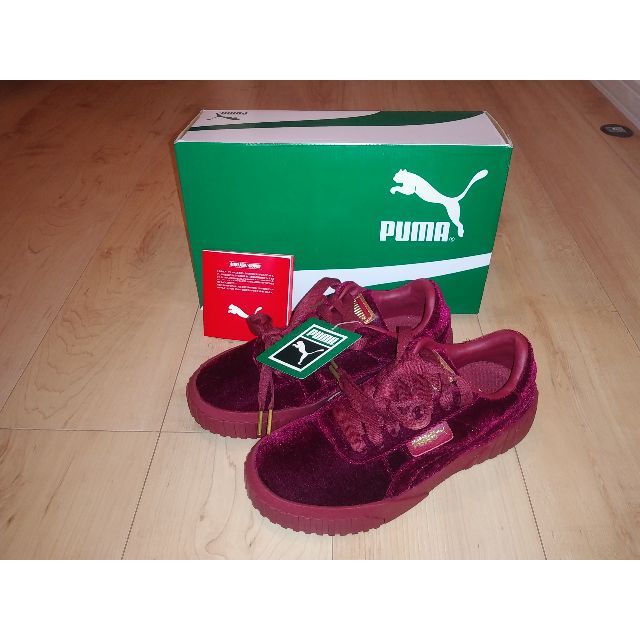 PUMA(プーマ)の【未使用】プーマ カリ ベルベット スニーカー PUMA 22.5cm RED レディースの靴/シューズ(スニーカー)の商品写真