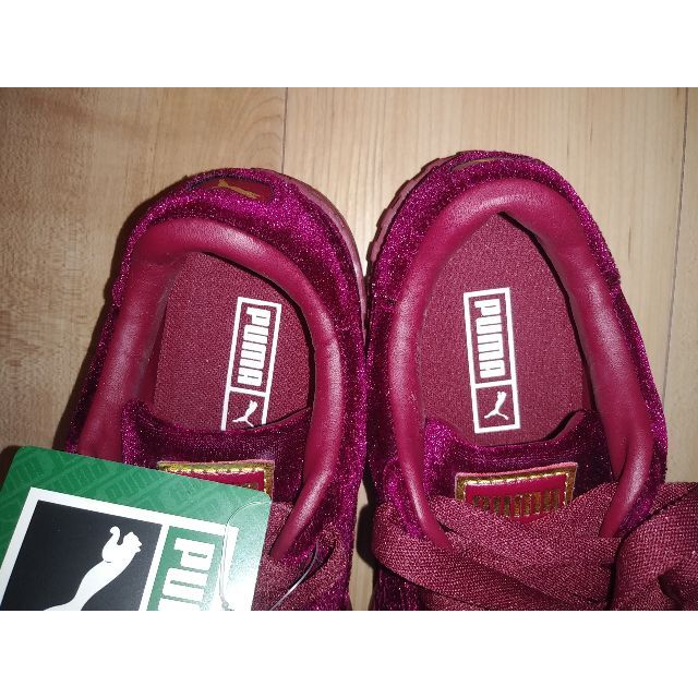 PUMA(プーマ)の【未使用】プーマ カリ ベルベット スニーカー PUMA 22.5cm RED レディースの靴/シューズ(スニーカー)の商品写真