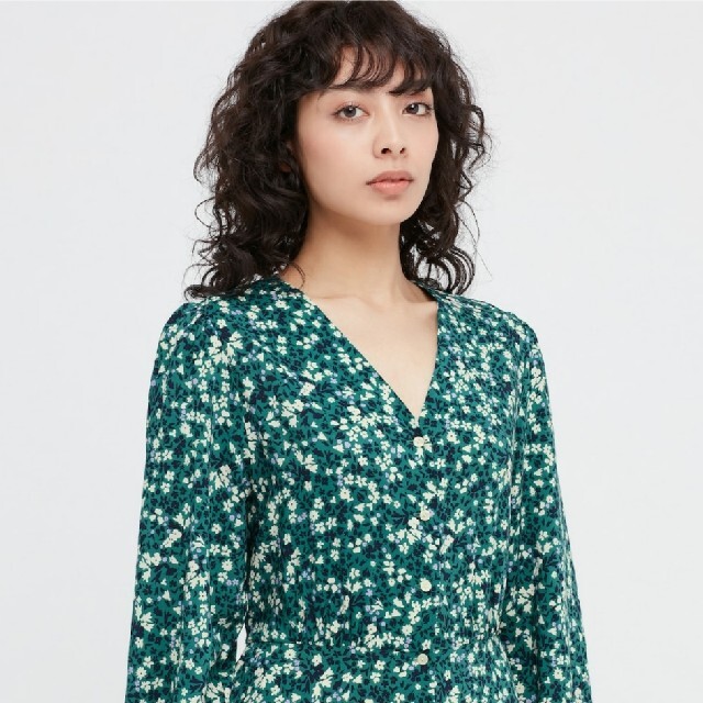 UNIQLO(ユニクロ)のプリントVネックフレアワンピース　3XL レディースのワンピース(ロングワンピース/マキシワンピース)の商品写真