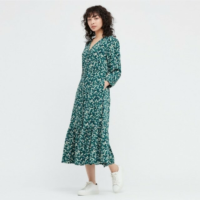 UNIQLO(ユニクロ)のプリントVネックフレアワンピース　3XL レディースのワンピース(ロングワンピース/マキシワンピース)の商品写真