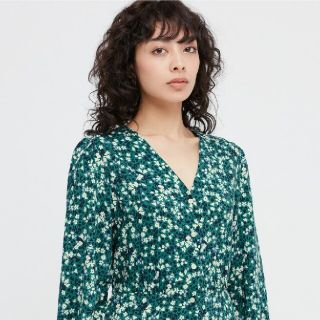 ユニクロ(UNIQLO)のプリントVネックフレアワンピース　3XL(ロングワンピース/マキシワンピース)