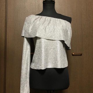 ザラ(ZARA)のワンショルダー　トップス(シャツ/ブラウス(半袖/袖なし))